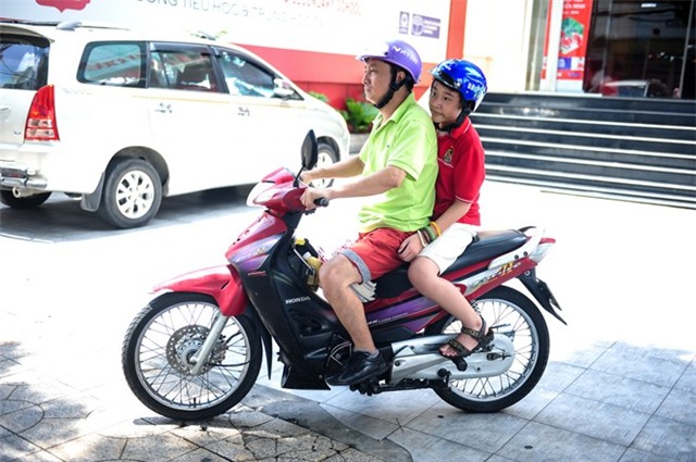 Bố Hoàng Anh tóc xù từng khóc khi nghĩ về con