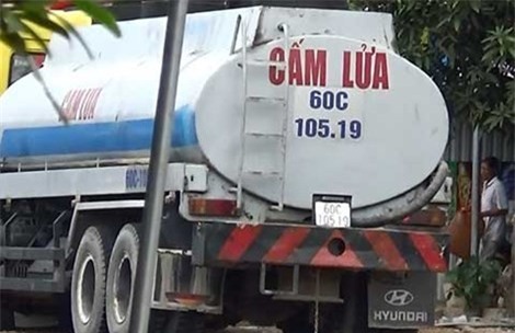 Can nhựa rỗng, ống dây được mang ra chiếc xe bồn và một lúc sau “đầu nậu” khệ nệ xách can xăng dầu đầy vào tiệm cất. 