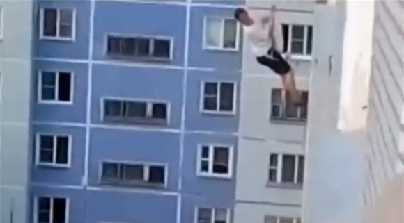 Chàng trai treo mình trên tầng 8 để gây ấn tượng với bạn gái 0