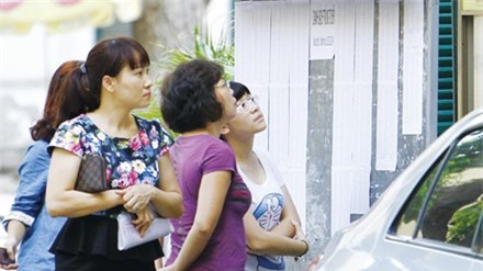 Thí sinh và phụ huynh xem bảng điểm thi tốt nghiệp tại trường THPT Việt - Đức (Hà Nội) năm 2014. Ảnh: Ngọc Châu