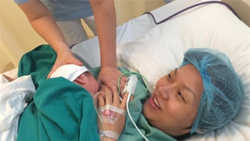 Thái Thùy Linh đã sinh con trai cùng chồng mới - 1