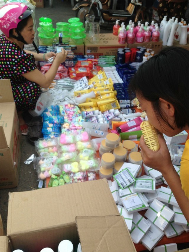 Mỹ phẩm ‘hàng hiệu siêu rẻ’ bán đầy đường