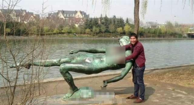 Mặc quần áo cho tượng để tránh bị du khách sàm sỡ - Ảnh 1