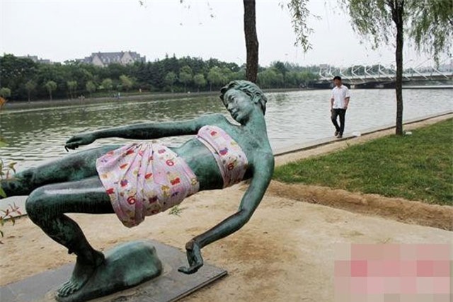 Mặc quần áo cho tượng để tránh bị du khách sàm sỡ - Ảnh 2