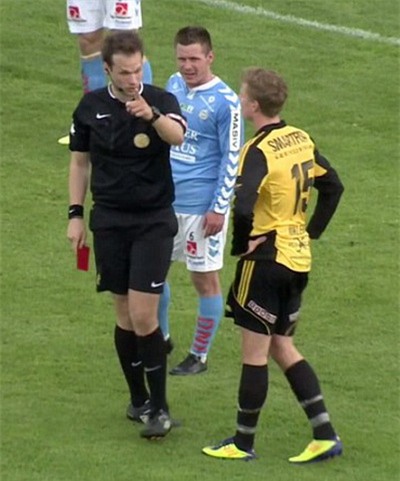 Simen Juklerod nhận thẻ đỏ từ trọng tài do mắng đối thủ đồng tính