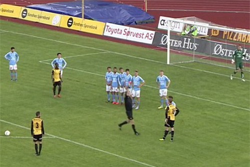 Simen Juklerod ngỡ ngàng khi nhận thẻ phạt