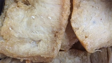 Giòi lúc nhúc trong sườn non đóng gói