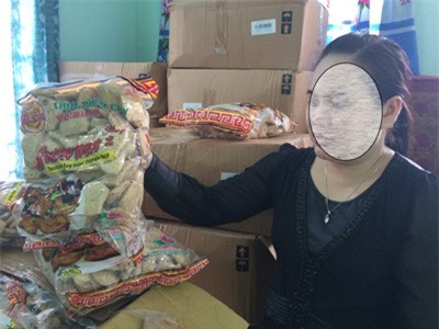 Giòi lúc nhúc trong sườn non đóng gói