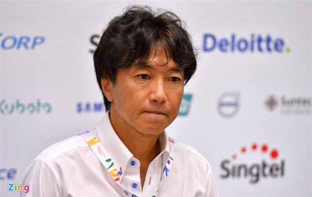 HLV Miura bước vào phòng họp báo với tâm trạng khá căng thẳng. Ảnh: hoàng Hà