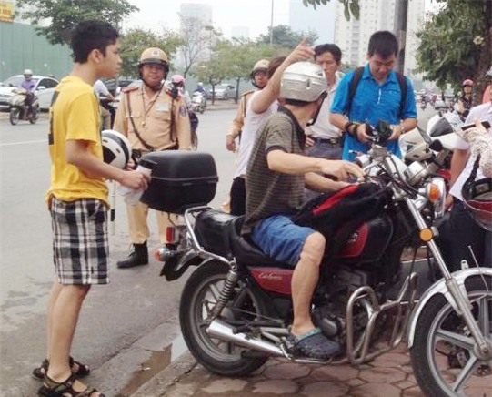 Nhiều thí sinh không được vào trường thi vì... mặc quần soóc
