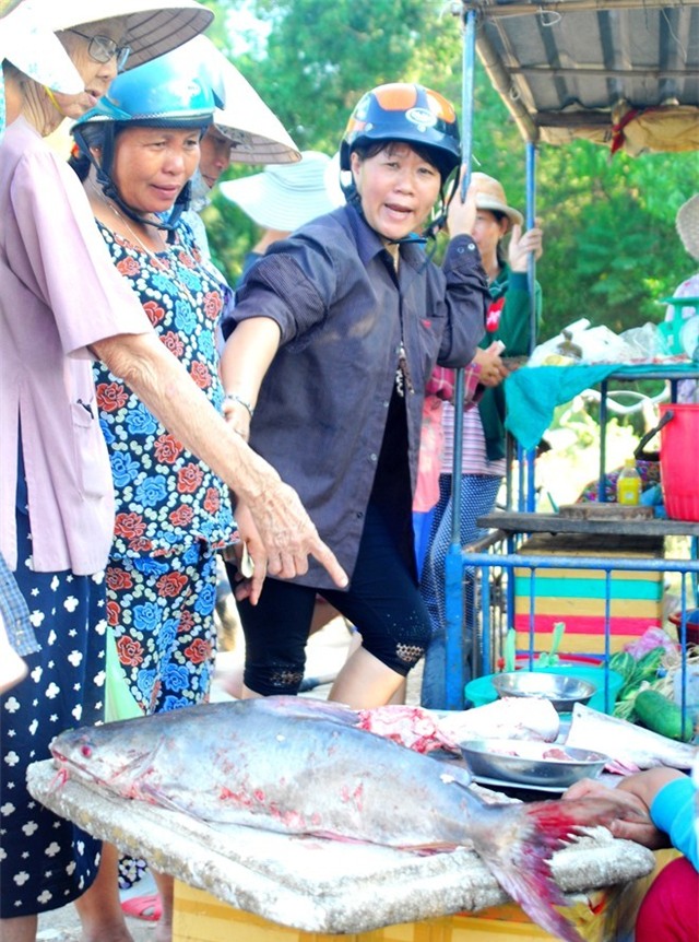 70 tấn cá thiều được thương lái thu gom, chỉ số ít được đem ra bán ở chợ.