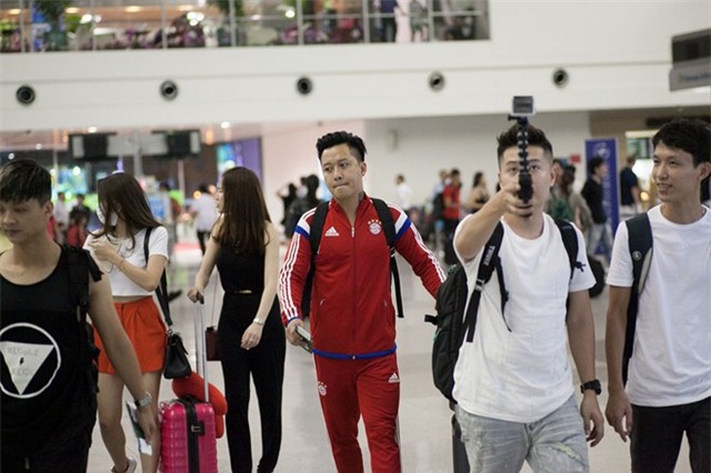 Vợ hot girl theo Tuấn Hưng sang Đức lưu diễn