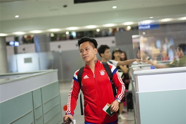 Vợ hot girl theo Tuấn Hưng sang Đức lưu diễn