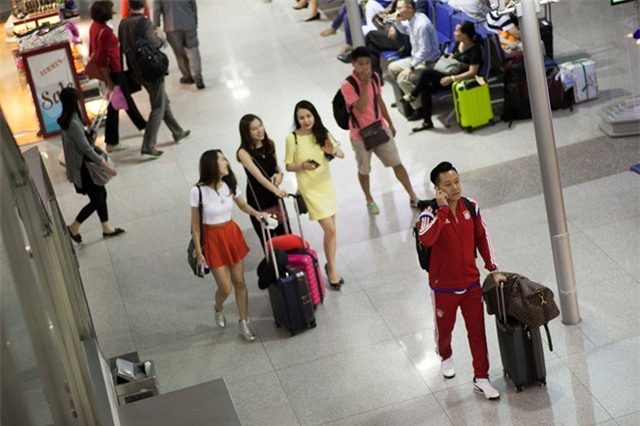 Vợ hot girl theo Tuấn Hưng sang Đức lưu diễn