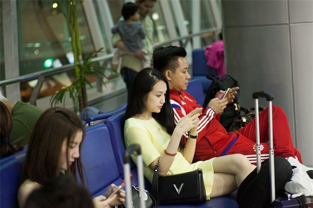 Vợ hot girl theo Tuấn Hưng sang Đức lưu diễn