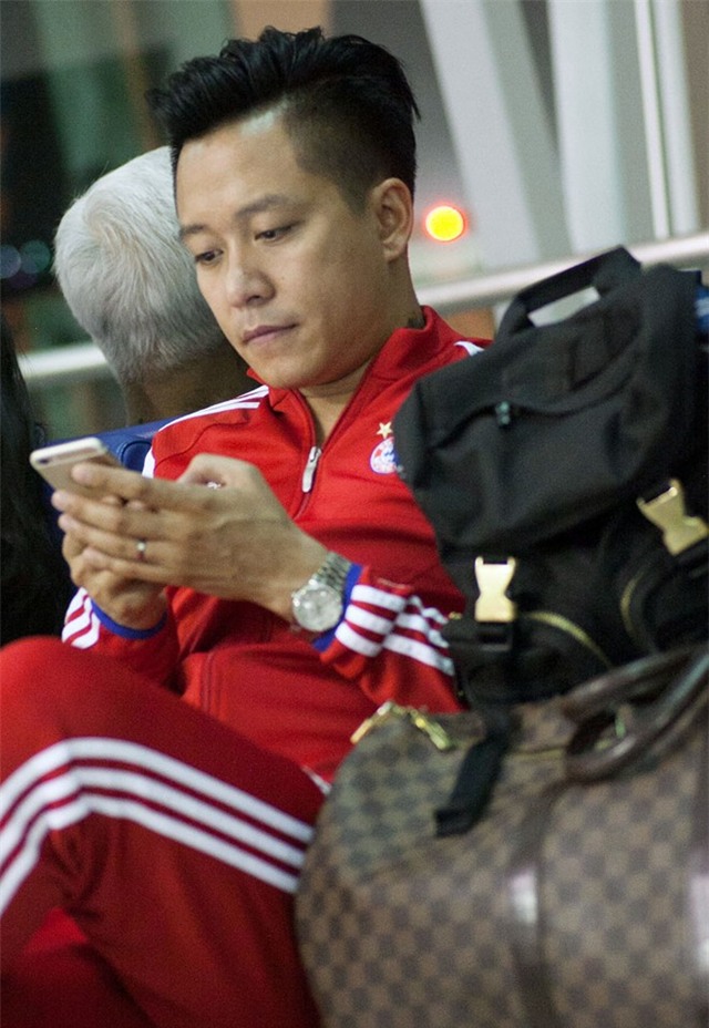 Vợ hot girl theo Tuấn Hưng sang Đức lưu diễn