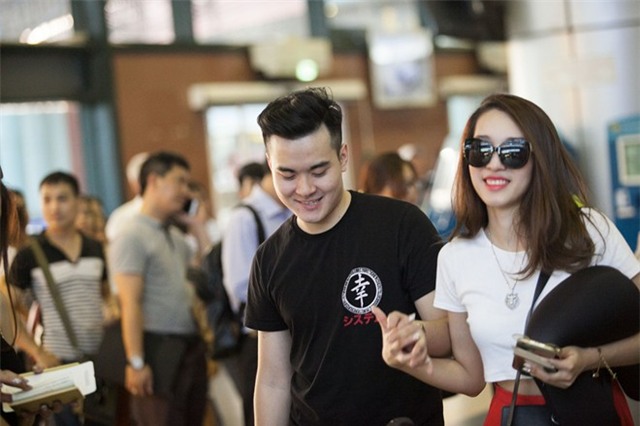 Vợ hot girl theo Tuấn Hưng sang Đức lưu diễn