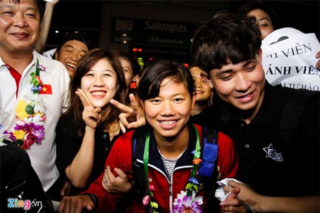 Ánh Viên về nước trong vòng tay người hâm mộ