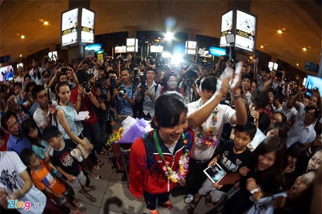 Ga quốc tế sân bay Tân Sơn Nhất ùn tắc 30 phút vì sự xuất hiện của Ánh Viên. Ảnh: Hạo Thái