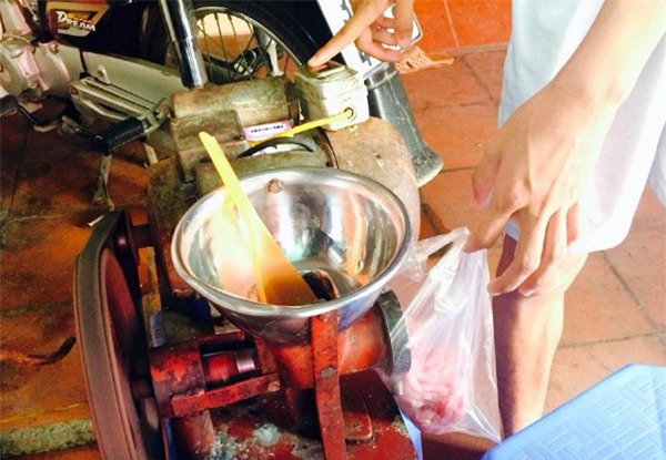 Hàng thịt, cân điêu, tráo hàng, ăn bớt, bà nội trợ, móc túi, khách hàng, mua thịt, thịt xay, cân thiếu, hàng-thịt, cân-điêu, tráo-hàng, ăn-bớt, bà-nội-trợ, móc-túi, khách-hàng, mua-thịt, thịt xay, cân thiếu, chợ