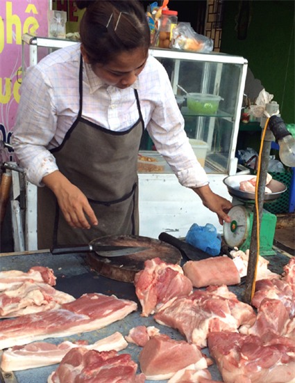 Hàng thịt, cân điêu, tráo hàng, ăn bớt, bà nội trợ, móc túi, khách hàng, mua thịt, thịt xay, cân thiếu, hàng-thịt, cân-điêu, tráo-hàng, ăn-bớt, bà-nội-trợ, móc-túi, khách-hàng, mua-thịt, thịt xay, cân thiếu, chợ