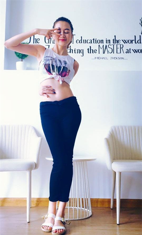 Sao Việt chạm tay vào rốn để chứng minh dáng đẹp