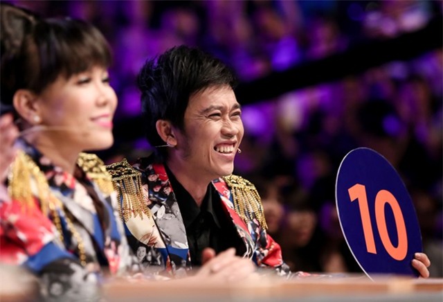 Hoài Linh, Việt Hương mặc đồ đôi ở chung kết Cười Xuyên Việt