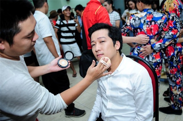 Hoài Linh, Việt Hương mặc đồ đôi ở chung kết Cười Xuyên Việt