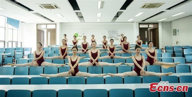 Động tác xoạc hai chân.