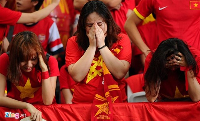 Cổ động viên Việt Nam khóc cùng tuyển thủ U23