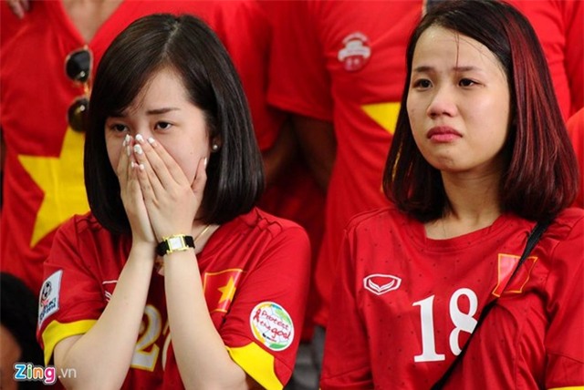 Cổ động viên Việt Nam khóc cùng tuyển thủ U23