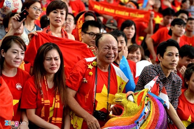 Cổ động viên Việt Nam khóc cùng tuyển thủ U23