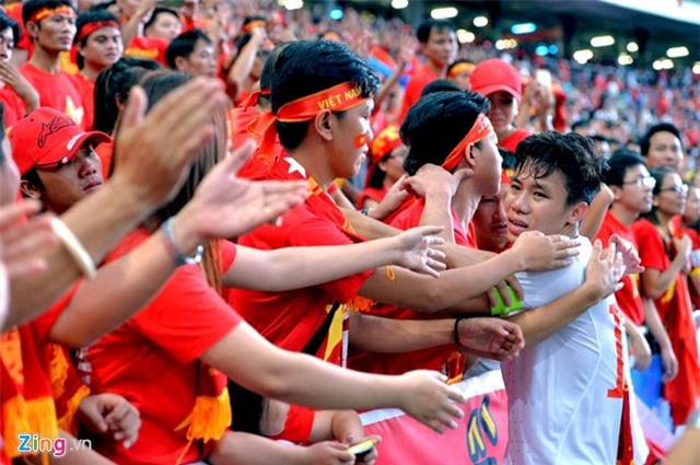 Cổ động viên Việt Nam khóc cùng tuyển thủ U23