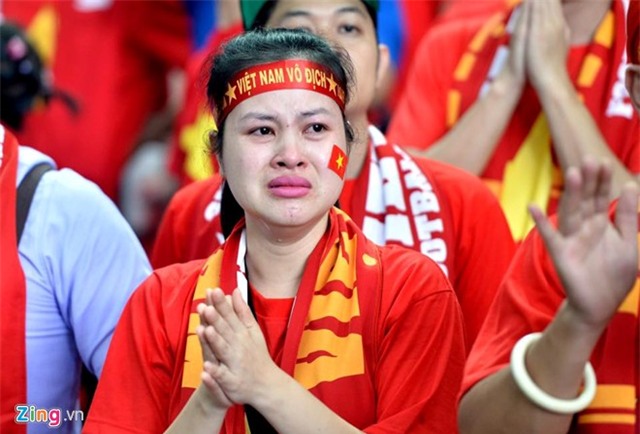 Cổ động viên Việt Nam khóc cùng tuyển thủ U23