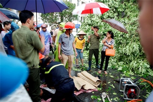 Hà Nội mưa lớn, gió giật cây bật gốc đè chết người - ảnh 9