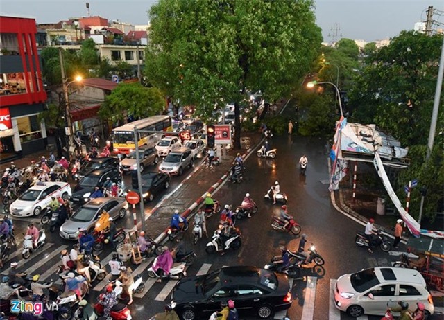 Hai người chết, hơn 10 người nhập viện vì dông lớn