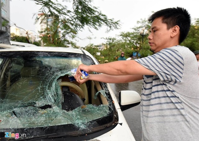 Hai người chết, hơn 10 người nhập viện vì dông lớn