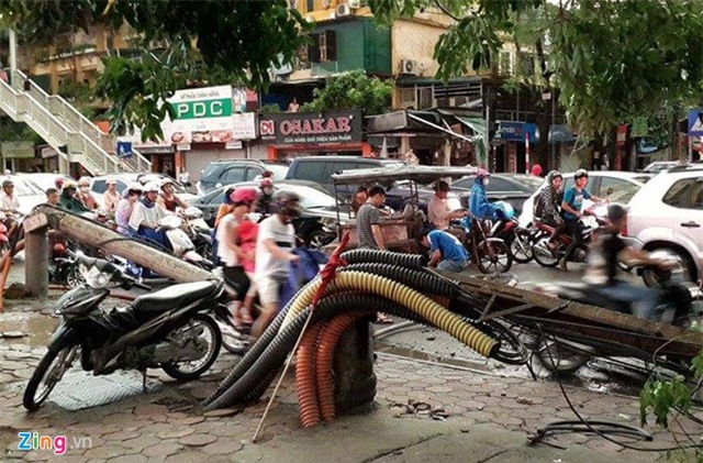 Hai người chết, hơn 10 người nhập viện vì dông lớn