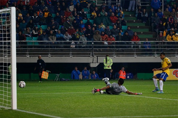 Brazil thắng ngược Peru 2-1 nhờ pha lập công phút bù giờ