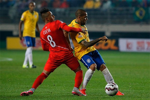 Brazil thắng ngược Peru 2-1 nhờ pha lập công phút bù giờ
