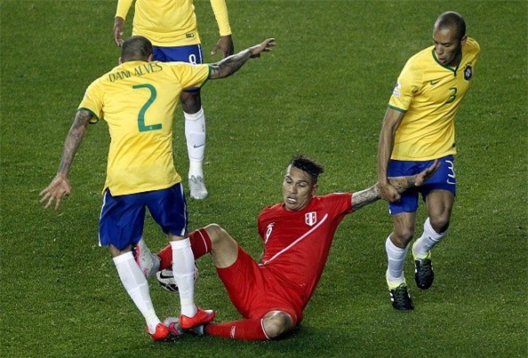 Brazil thắng ngược Peru 2-1 nhờ pha lập công phút bù giờ
