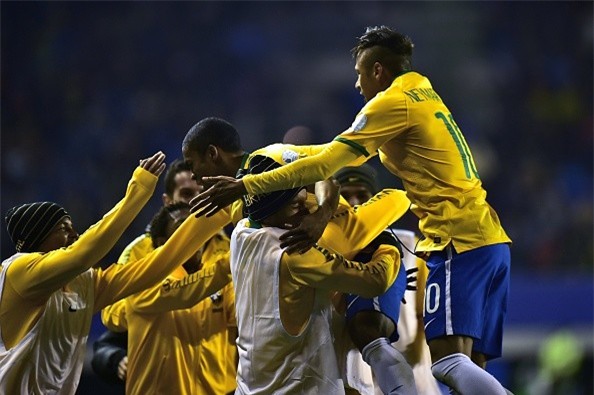 Brazil thắng ngược Peru 2-1 nhờ pha lập công phút bù giờ