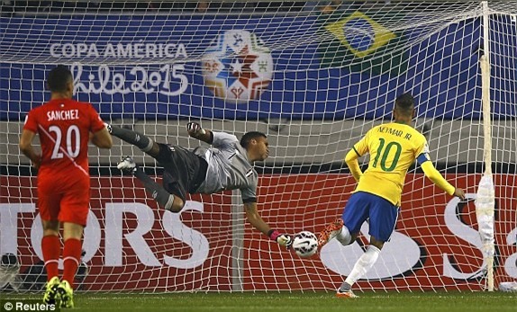 Brazil thắng ngược Peru 2-1 nhờ pha lập công phút bù giờ