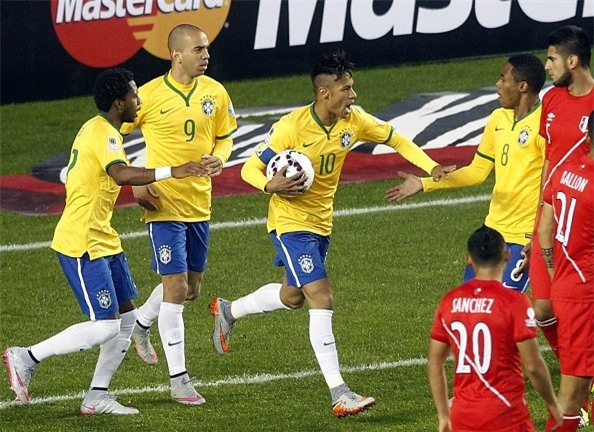 Brazil thắng ngược Peru 2-1 nhờ pha lập công phút bù giờ