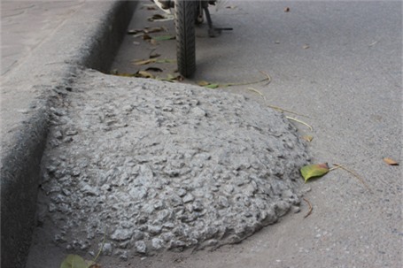 Khối bê tông nằm chềnh ềnh trên mặt đường