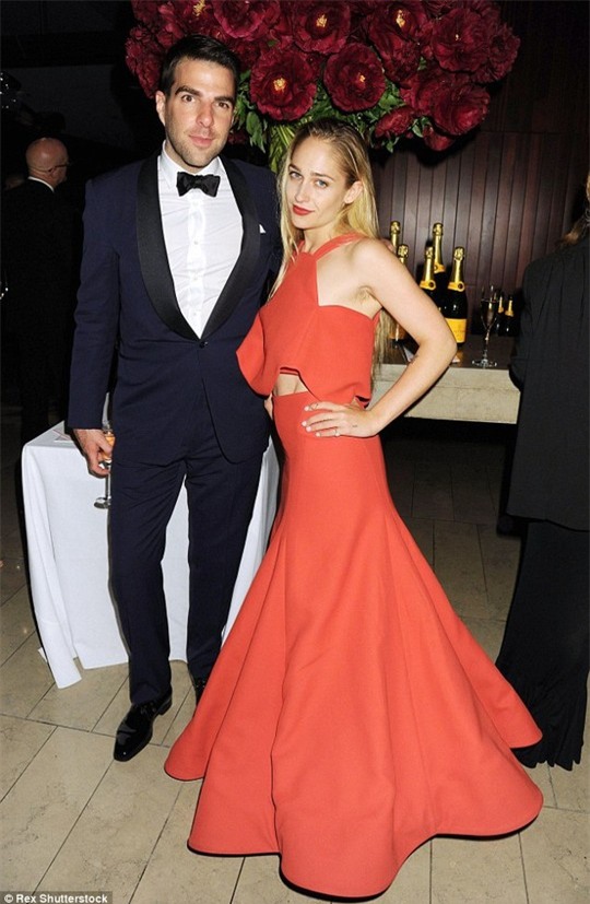 Jemima Kirke chẳng ngoại khoe vùng cánh khi dự sự kiện