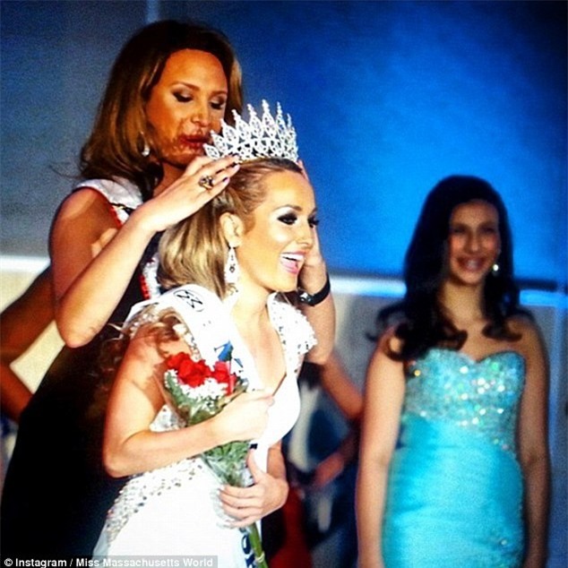 Maude Gorman vượt qua mặc cảm và giành chiến thắng trong cuộc thi Hoa hậu bang Massachusetts hôm 29/3. Ảnh: Daily Mail