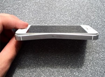 Chiếc iPhone 5S bị cong và hư hại sau khi đỡ giúp chủ nhân một phát đâm sau tai nạn