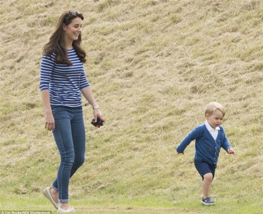 Công nương Kate chơi cùng Hoàng tử bé tại sân Polo. Ảnh: REX