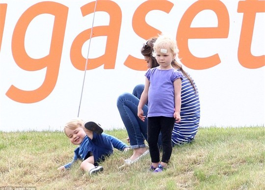 Cậu bé luôn chân luôn tay bày trò nghịch ngợm. Ảnh: Splash News